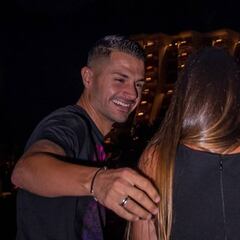 Vitolo se compromete con su novia tras una romántica pedida de mano