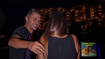 Vitolo y su novia Leticia en su pedida de matrimonio.