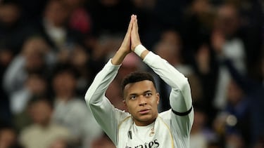 Mbappé saluda a la grada tras lograr un tanto.