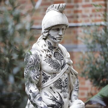 Una sorprendente estatua en el jardín del hotel. 