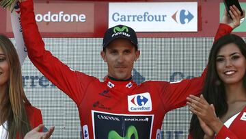 Rub&eacute;n Fern&aacute;ndez luce el maillot rojo de l&iacute;der de la Vuelta.