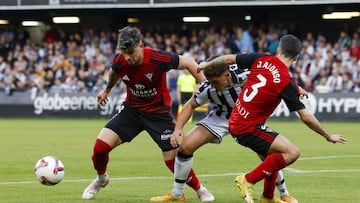 Homenchenko, una de las novedades, se lleva el balón ante la presencia de un adversario.