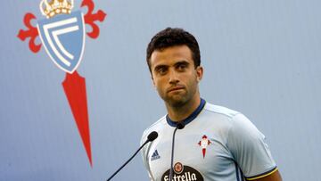 GRA336. Vigo (Pontevedra), 30/08/2016.- El italiano Giuseppe Rossi, mediapunta procedente del Levante, ha sido presentado hoy, en el estadio Balaiodos, como nuevo jugador del Celta de Vigo tras haber fichado por una temporada y otra opcional. EFE/Salvador Sas