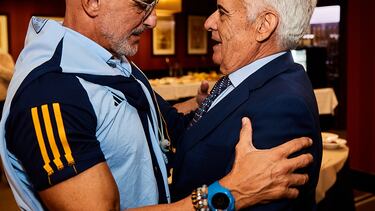 LAS ROZAS (COMUNIDAD DE MADRID), 04/09/2023.- Pedro Rocha, presidente en funciones de la Real Federación Española de Fútbol (RFEF), saluda al seleccionador español, Luis de la Fuente Castillo (i), este lunes, en la residencia de Las Rozas (Comunidad de Madrid). El extremeño Pedro Rocha, visitó a los jugadores de la selección y a su cuerpo técnico encabezado por Luis de la Fuente en la Ciudad del Fútbol para trasladarles un mensaje de apoyo, de tranquilidad, y pedir que saquen adelante dos partidos importantes, ante Georgia y Chipre, de clasificación a la Eurocopa 2024. EFE/ David Aliaga Rfef SOLO USO EDITORIAL SOLO DISPONIBLE PARA ILUSTRAR LA NOTICIA QUE ACOMPAÑA (CRÉDITO OBLIGATORIO)