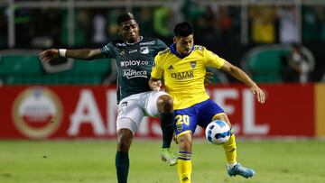 AME9172. CALI (COLOMBIA), 05/04/2022.- Yony González (i) de Cali disputa un balón con Juan Edgardo Ramírez de Boca hoy, en un partido de la Copa Libertadores entre Deportivo Cali y Boca Juniors en el estadio del Deportivo Cali en Cali (Colombia). EFE/Ernesto Guzmán Jr.
