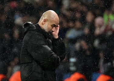 Pep Guardiola cabizbajo tras la derrota en París.