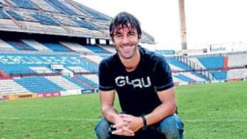 <b>DOS AMORES. </b>Abraham Paz posó para AS con la camiseta del Hércules y del Cádiz, los dos equipos que lleva en el corazón.