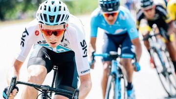 Tao Geoghegan Hart, durante una carrera con el Sky.