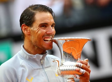 Rafael Nadal gan&oacute; por octava ocasi&oacute;n el Masters de Roma al derrotar en la final 6-1, 1-6 y 6-3 al alem&aacute;n Alexander Zverev. El mallorqu&iacute;n alcanz&oacute; el 78&deg; trofeo de su carrera y la victoria 357 en su carrera en Masters 1000, cifra con la que super&oacute; a Roger Federer.  En la rama femenil, la ucraniana Svitolina venci&oacute; a la rumana Simona Halep. 