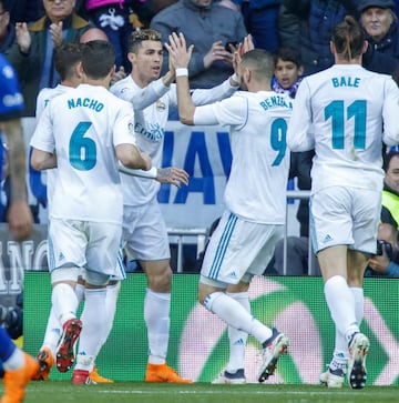 Cristiano celebra el 1-0 con Benzema. 