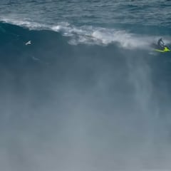 Tres olas de tres mujeres en Nazaré para un premio