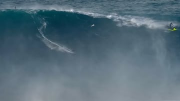 La surfista Laura Crane en Nazaré, surfeando una ola gigante candidata a la mayor del año en los Surfer Big Wave Challenge 2024.