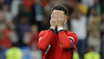 Frankfurt Am Main (Germany), 01/07/2024.- Cristiano Ronaldo of Portugal reacts after failing to score from the penalty spot during extra time of the UEFA EURO 2024 Round of 16 soccer match between Portugal and Slovenia, in Frankfurt Main, Germany, 01 July 2024. (Alemania, Eslovenia) EFE/EPA/RONALD WITTEK
