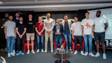 Los jugadores de la Selección arropan a Víctor Charneco durante la presentación de 'El oro inesperado'.