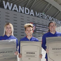 Amanda, Meseguer y Sosa posan ya con su placa en el Wanda