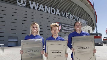 Sosa, Amanda y Meseguer, con su placa en el Wanda Metropolitano.