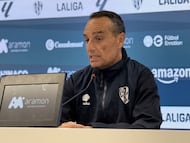 José Luis Oltra, durante su conferencia de prensa de esta mañana.