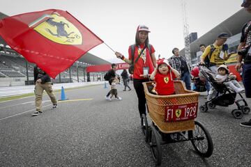 Un niño fan de la escudería Ferrari.