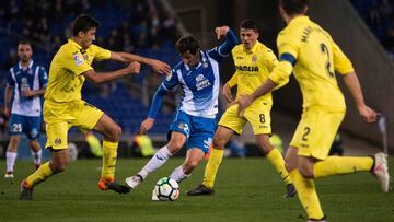 Villarreal's Spanish midfielder Rodrigo Hernandez (L) vies with Espanyol's Spanish midfielder Granero (2L) during the Spanish league football match RCD Espanyol vs Villarreal CF on February 18, 2018 at the Cornella-El Prat stadium in Cornella. /