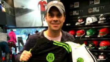 Christian Martinoli orgulloso con la playera de M&eacute;xico.