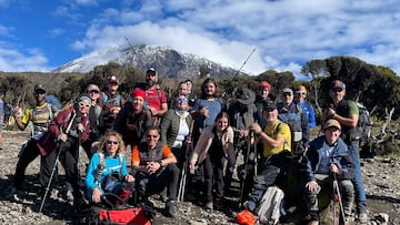 M¨¦dicos y pacientes posan en Tanzania tras coronar el pico Uhuru del Kilimanjaro