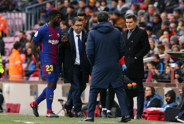 Samuel Umtiti leaves the field injured. Min.71