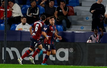 Iván Romero celebra el primer gol del Levante junto a Kochorashvili.