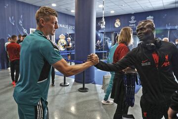 Entrenamiento del Real Madrid en el Stade de France. En la imagen, Toni Kroos y Sadio Mané.