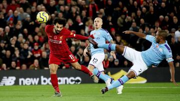 Salah remata para marcar el segundo gol del Liverpool en su &uacute;ltimo partido contra el Manchester City.