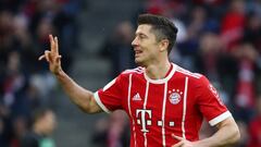 Soccer Football - Bundesliga - Bayern Munich vs Hamburger SV - Allianz Arena, Munich, Germany - March 10, 2018   Bayern Munich&#039;s Robert Lewandowski celebrates scoring their sixth goal     REUTERS/Michael Dalder    DFL RULES TO LIMIT THE ONLINE USAGE 