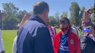 ¡Detallazo! Ricardo Peláez invitó a joven al vestidor de Chivas