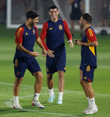 Asensio, Morata y Jordi Alba bromean durante el entrenamiento de hoy. 