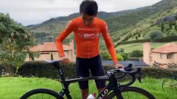 Egan Bernal posa junto con la bicicleta Pinarello que subastará para ayudar a los niños de Colombia.