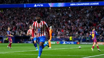 1-2. Ademola Lookman celebra el primer tanto.