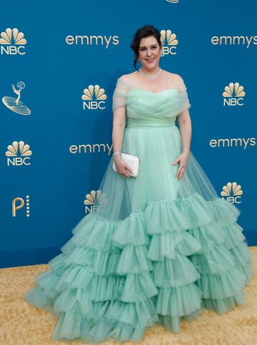 Melanie Lynskey en la alfombra roja de los Premios Emmy 2022.