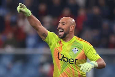 El campeón del mundo recaló en las filas del Como tras ser seducido por su antiguo compañero de selección y amigo, Cesc Fábregas. Llegó libre desde Villarreal con 41 años en 2024 para jugar su última temporada como profesional en Italia. Como curiosidad, en su partido final antes de su retirada, fue expulsado en el minuto 45.