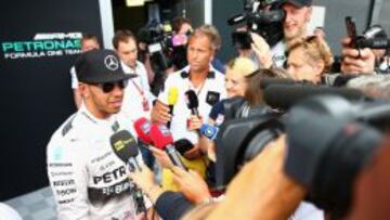 Lewis Hamilton atiende a la prensa en Silverstone.