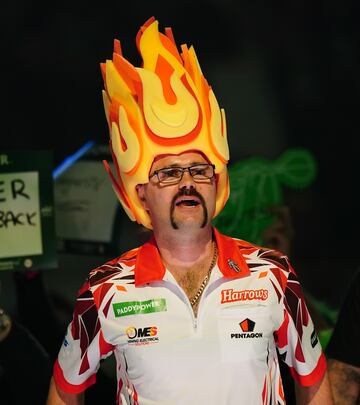 Damon Heta, The Heat, con su famoso gorro en llamas, que usa para entrar al terreno de juego. Siendo aclamado por el público de cada pabellón donde se disputa una competición de dardos.