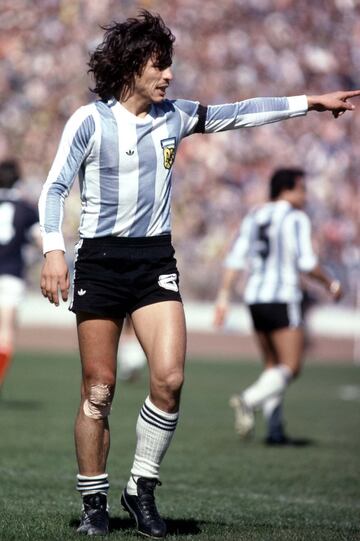 El 26 de Mayo de 1979 sería la fecha elegida para un nuevo enfrentamiento entre Italia y Argentina, otra vez en el Olímpico de Roma, y otra vez concluyendo con empate. Italia alineaba jugadores de la talla de Zoff o Tardelli, mientras que Argentina contaba en el once con unos tales Fillol, Pasarella o
Maradona. El partido se celebró ante casi 60.000 espectadores que pudieron disfrutar de una lluvia de goles. Daniel Valencia adelantaba en el minuto 7 a la Selección argentina, aunque poco duraría la alegría, puesto que en el 25 de partido, Franco Causio pondría el empate a 1 con el que el encuentro se marchaba al descanso. Ya en el segundo tiempo, Paolo Rossi anotaría el gol de la remontada en el minuto 55, pero tan solo 1 minuto después, Pasarella pondría el empate a 2 definitivo. Este sería el primer amistoso entre ambas selecciones en 13 años, aunque entre medias vivieron dos choques
mundialistas. En la foto, Daniel Pasarella durante un partido de Argentina en 1979. 