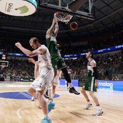 El Unicaja acribilla al Casademont Zaragoza y sigue de fiesta