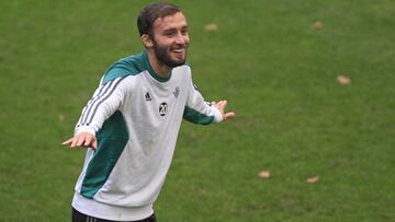 Germán Pezzella, durante un entrenamiento del Betis.