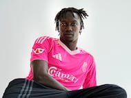 Serigne Faye con la cuarta equipación.