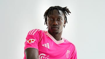 Serigne Faye con la cuarta equipación.