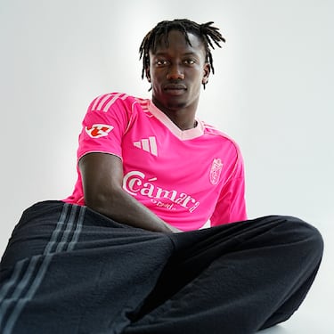 El Granada presenta su cuarta equipación para fines benéficos