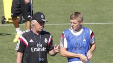 Ancelotti conversa con Kroos en un entrenamiento.