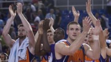 <b>SORPRESA. </b>Los jugadores del Valencia celebran el triunfo del domingo.