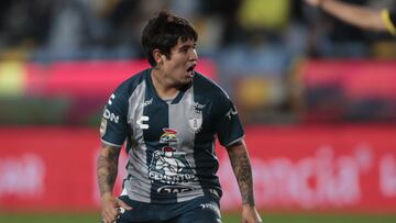 Javier Eduardo López festeja un gol con el Pachuca.