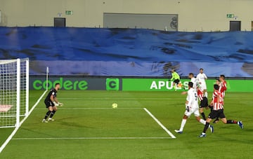 2-1. Karim Benzema marcó el segundo gol.