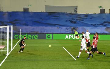 2-1. Karim Benzema marc¨® el segundo gol.