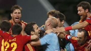 Spain's players celebrate after defeating Portugal in their Euro 2012 semi-final soccer match at the Donbass Arena in Donetsk, June 27, 2012. REUTERS/Eddie Keogh (UKRAINE - Tags: SPORT SOCCER)